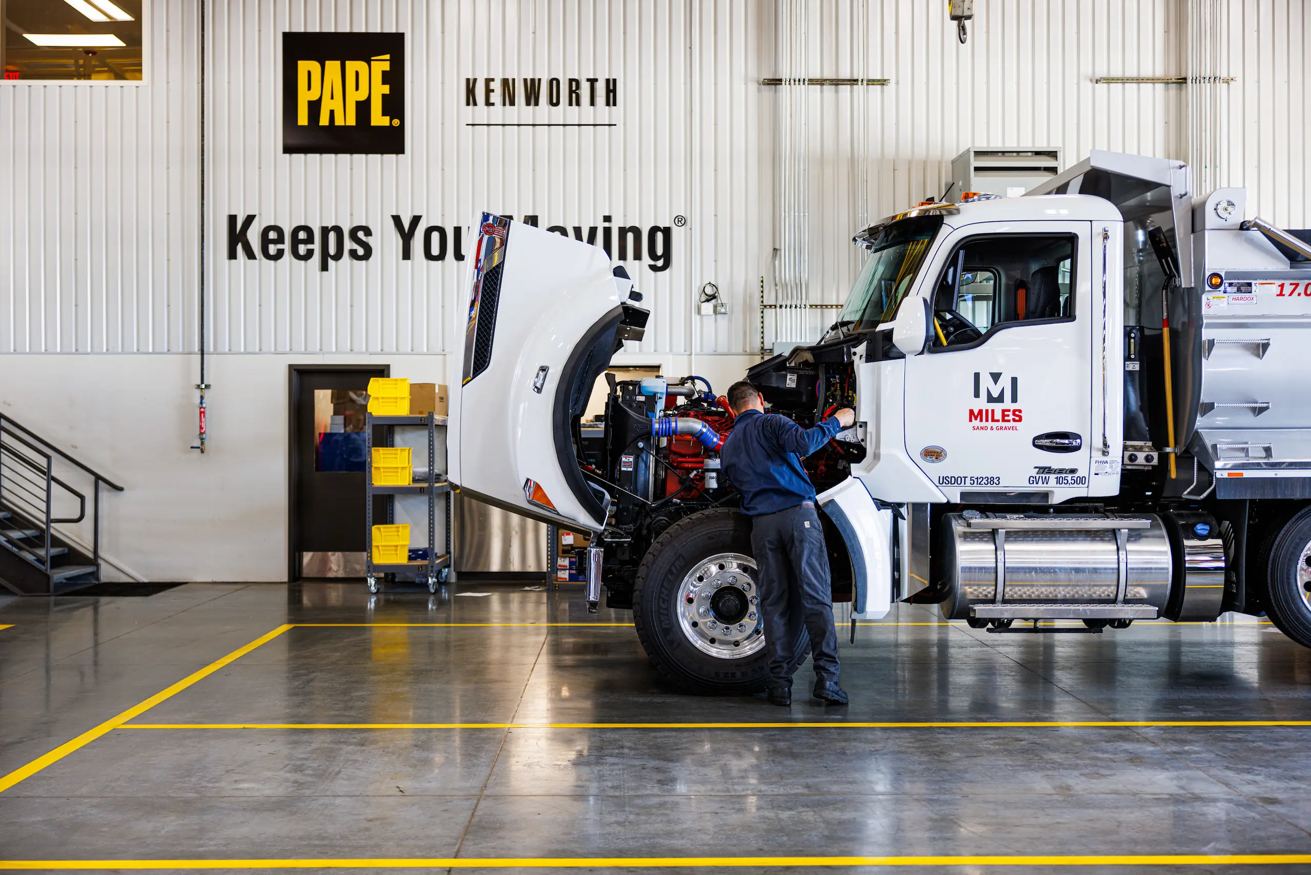 Technician repairing Kenworth truck at Papé