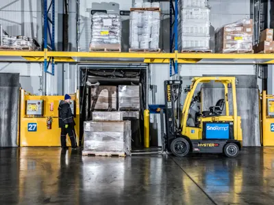 Hyster forklift loading dock pallets